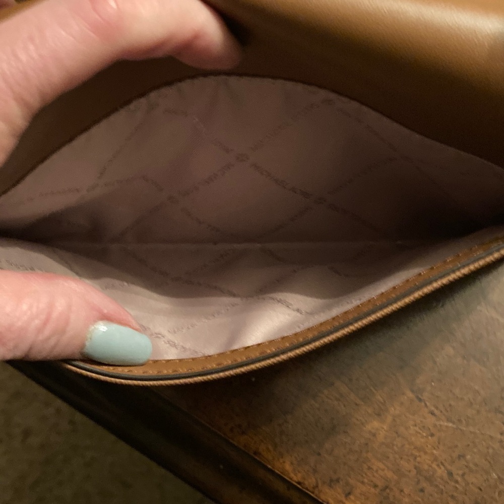 Michael Kors NWOT Tan Compact Envelope Style Convertible Crossbody / Clutch. - Picture 4 of 11